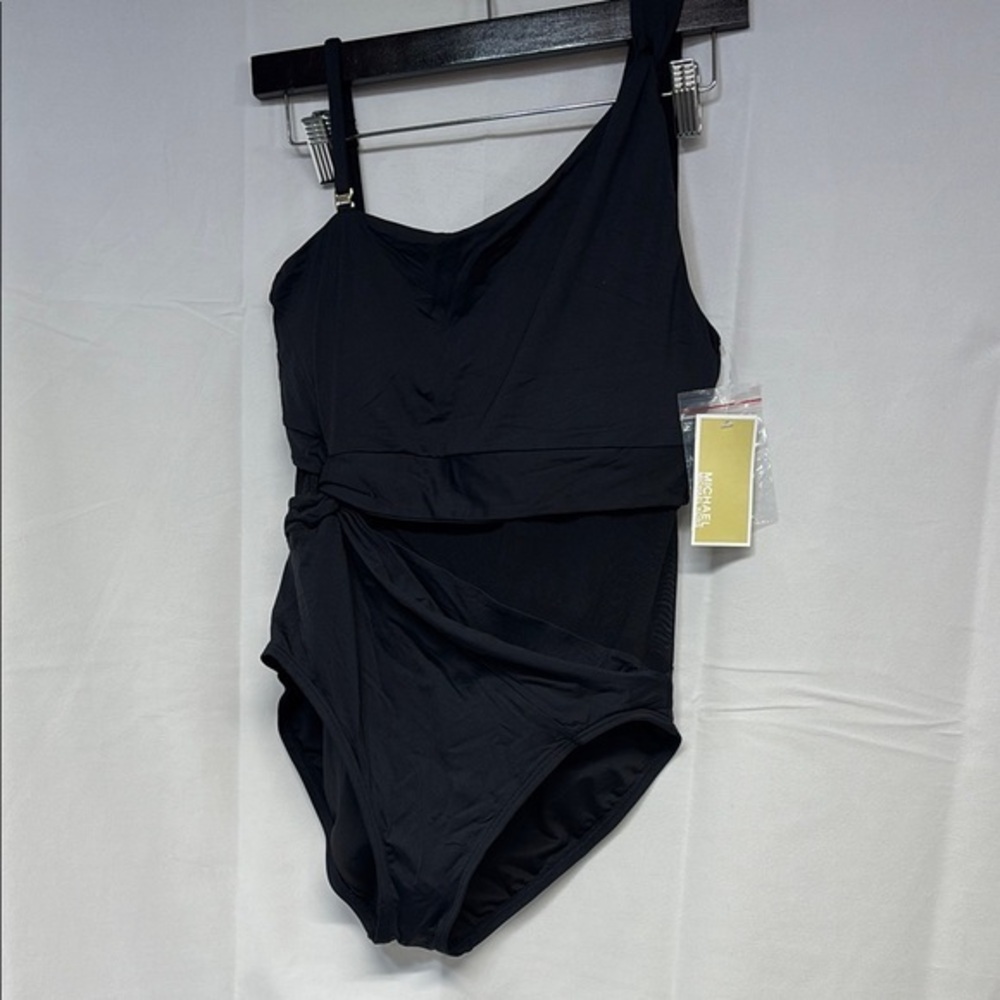 Michael Kors black
Stunning adjustable removable strap one piece swimsuit 12 - Picture 1 of 12